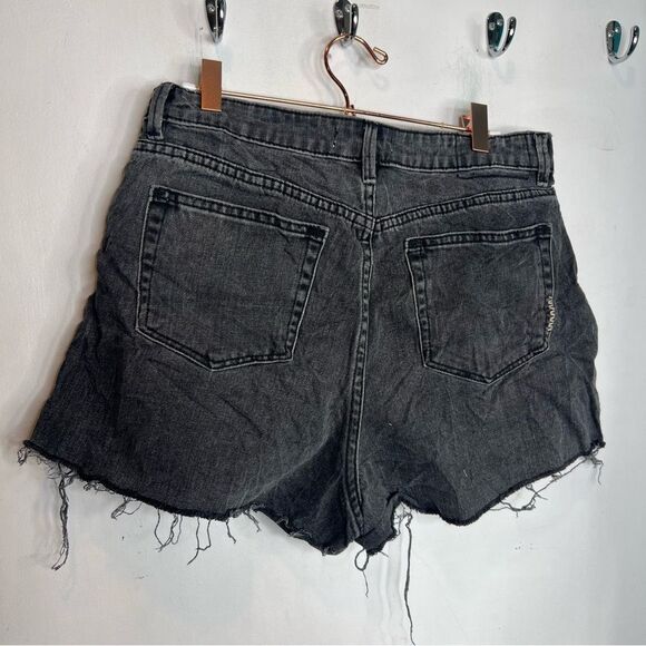 NEUW DARK WASH RAW HEM JEANS SHORTS - Picture 2 of 8